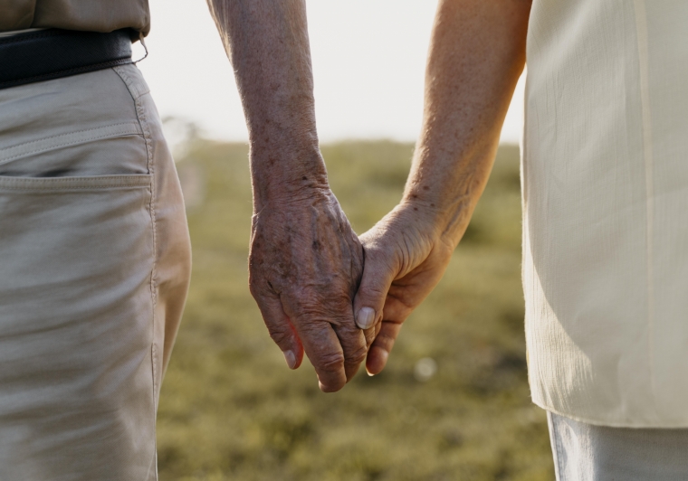 close-up-couple-holding-hands